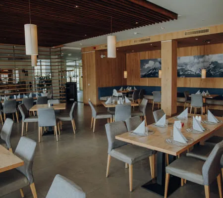 3 - 02_RESTAURANT_FOTOKARUSSELLMELANIE_RAMONA_HINT