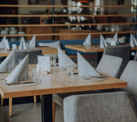 7 - 02_RESTAURANT_FOTOKARUSSELLMELANIE_RAMONA_HINT