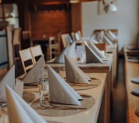 15 - 02_RESTAURANT_FOTOKARUSSELLMELANIE_RAMONA_HIN