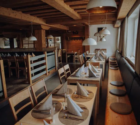 16 - 02_RESTAURANT_FOTOKARUSSELLMELANIE_RAMONA_HIN