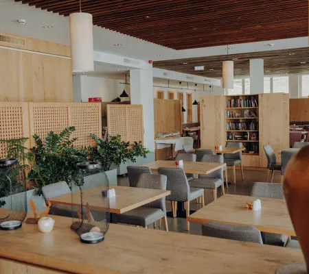 9 - 02_RESTAURANT_FOTOKARUSSELLMELANIE_RAMONA_HINT