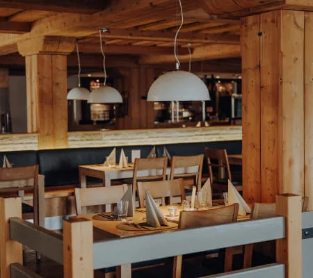 14 - 02_RESTAURANT_FOTOKARUSSELLMELANIE_RAMONA_HIN