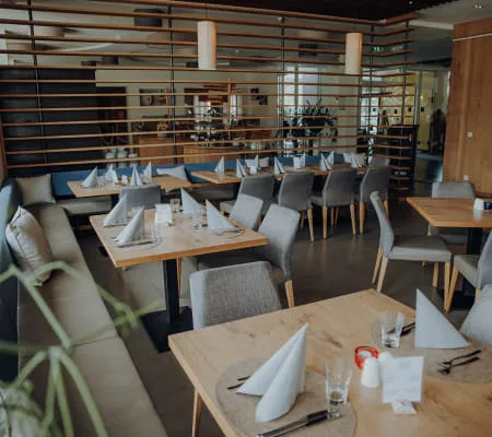 1 - 02_RESTAURANT_FOTOKARUSSELLMELANIE_RAMONA_HINT