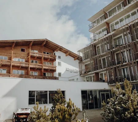 13 - 01_OUTDOOR_FOTOKARUSSELLMELANIE_RAMONA_HINTNE