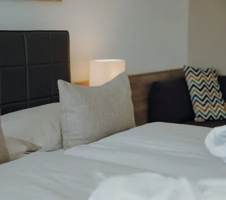 6 - 10_ZIMMER_402_FOTOKARUSSELLMELANIE_RAMONA_HINT